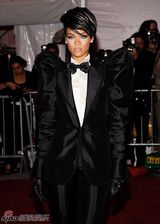 高清组图：蕾哈娜中性装扮抢眼