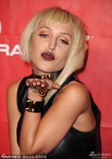 组图：说唱女歌手Candy爆乳抢镜 烈焰红唇送吻