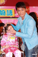 组图：古天乐饰娘娘腔化妆师 为小女孩化新年妆