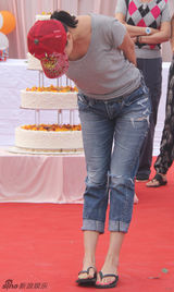 组图：视后宋佳低调开工 剧组送惊喜