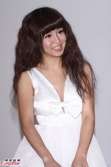 组图：郭书瑶深V白裙秀豪乳表情甜美