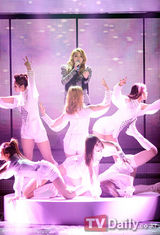 组图：首尔歌谣大赏 朴春甩掉鞋水晶露腹肌