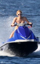 幻灯图：帕丽斯-希尔顿游艇疯玩不慎露点