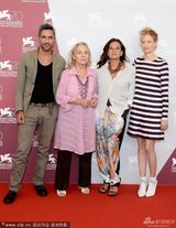 组图：《巴勒莫狂花》发布 洛尔瓦彻条纹装现身