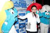 组图：朴明秀白衣亮相《蓝精灵2》蓝毯活动