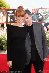 组图：《我是阿拉伯人》首映 女星裸背黑裙惊艳