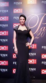 组图：张雨绮亮相杂志庆典 踩高跟爬石阶秀事业线