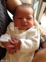 独家：罗琦首曝光混血萌娃 为爱子提前织毛毯