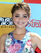 组图：萨拉-海蓝德花朵礼服亮相青春靓丽