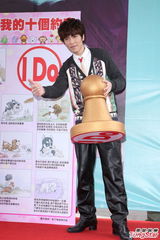 组图：萧敬腾为流浪猫狗证婚 爱猫成痴领养四只