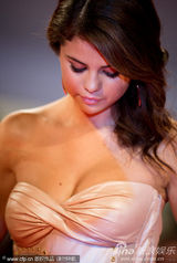 组图：《春假》首映 比伯女友与女伴比拼豪乳