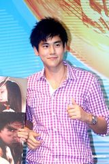 幻灯图：彭于晏化身拳击手 携明道为新片宣传造势 