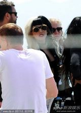 高清组图：Lady Gaga戛纳凑热闹 前卫装扮吸引眼球