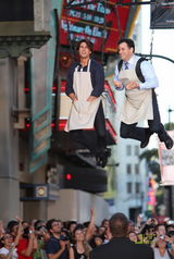 幻灯图：克鲁斯为新片变飞人 和主持人当空卖鸡蛋