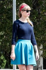 组图：泰勒空中弹跳孩子气 蓝色短裙修长美腿