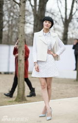 组图：秦岚白衣抢眼 三套秀场LOOK高潮迭起