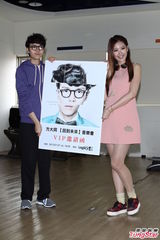 组图：方大同展现运动细胞 安心亚亲手喂汤补身