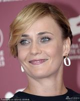 组图：《小帕特里亚》发布 女主上演香艳湿吻秀