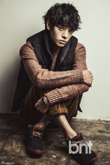 组图：韩歌手郑俊英时尚写真 展休闲绅士风