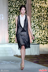 组图：陈思璇穿婚纱沾喜气 期待海岛婚礼