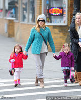 组图：萨拉-帕克牵萌娃上学 衣着亮眼姹紫嫣红