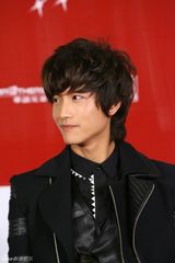 幻灯图：张峻宁帅气亮相 走红毯被点“鸳鸯谱”