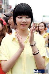 组图：裴涩琪等出席第15届保宁泥浆节活动