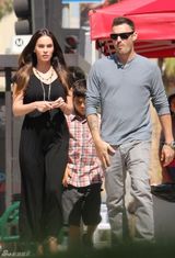 组图：梅根-福克斯肚大如箩与老公逛街美丽不减