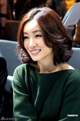 组图：秦海璐杭州出席代言活动 墨绿色礼服大气优雅