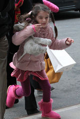 组图：苏瑞随前阿汤嫂逛街 抱玩偶笑容甜美