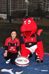 组图：杨怡自曝喜欢运动型男 与陈展鹏参加橄榄球赛