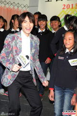 组图：萧敬腾为“童声”加油打气回忆童年