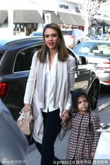 组图：辣妈杰西卡-阿尔芭和可爱女儿牵手逛街