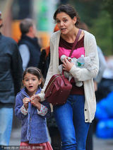 组图：凯蒂带女儿吃冰淇淋 小苏瑞咬手指显羞涩