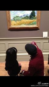 组图：王诗龄游博物馆看音乐剧 甜笑露文艺范儿