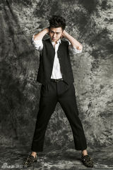 组图：翟天临“坏小子”写真气质桀骜