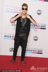 歌手Lucy Hale与最新一季美国偶像冠军Phillip 