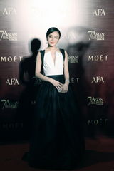 组图：秦岚亮相亚洲电影大奖 素雅深V性感端庄