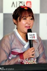 组图：徐仁英等穿韩服宣传《了不起的婆家》