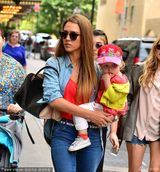 组图：阿尔芭带小女游动物园 囧娃二号专心啃手