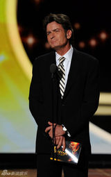 组图：艾美奖现场 查理-辛担任颁奖嘉宾妙语如珠