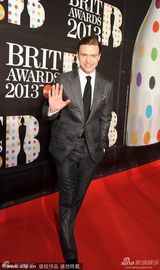 组图：大贾斯汀西装革履帅气亮相