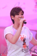 组图：李克勤郑欣宜开唱 鼓励年青人追梦