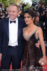 组图：海耶克戛纳携夫走秀 深V黑裙大秀傲人双峰