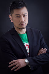 组图：张洪睿魅影写真 清新不失刚毅