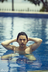 组图：李威生日曝浴照显型男魅力