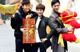 组图：戴娇倩李廷镇温升豪齐贺岁同卖萌
