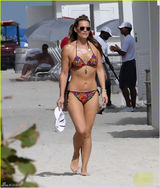 组图：超模西姆斯抱萌娃海边度假 比基尼秀B奶