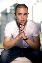 组图：杜淳最新杂志封面 暖阳下舒展轻熟男魅力