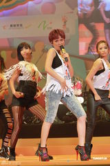 组图：李克勤郑欣宜开唱 鼓励年青人追梦